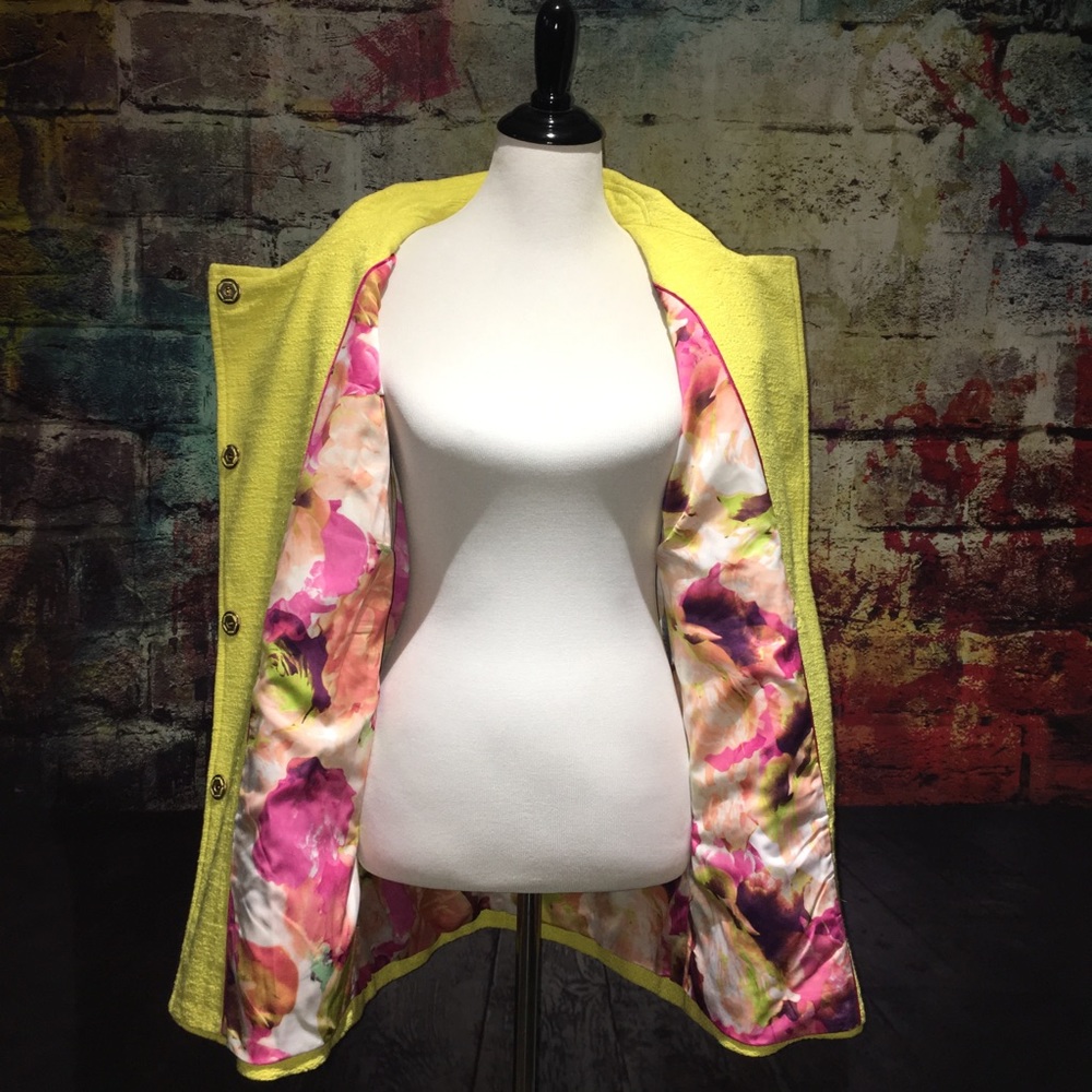 Yellow Coat - Picture 3 of 6
